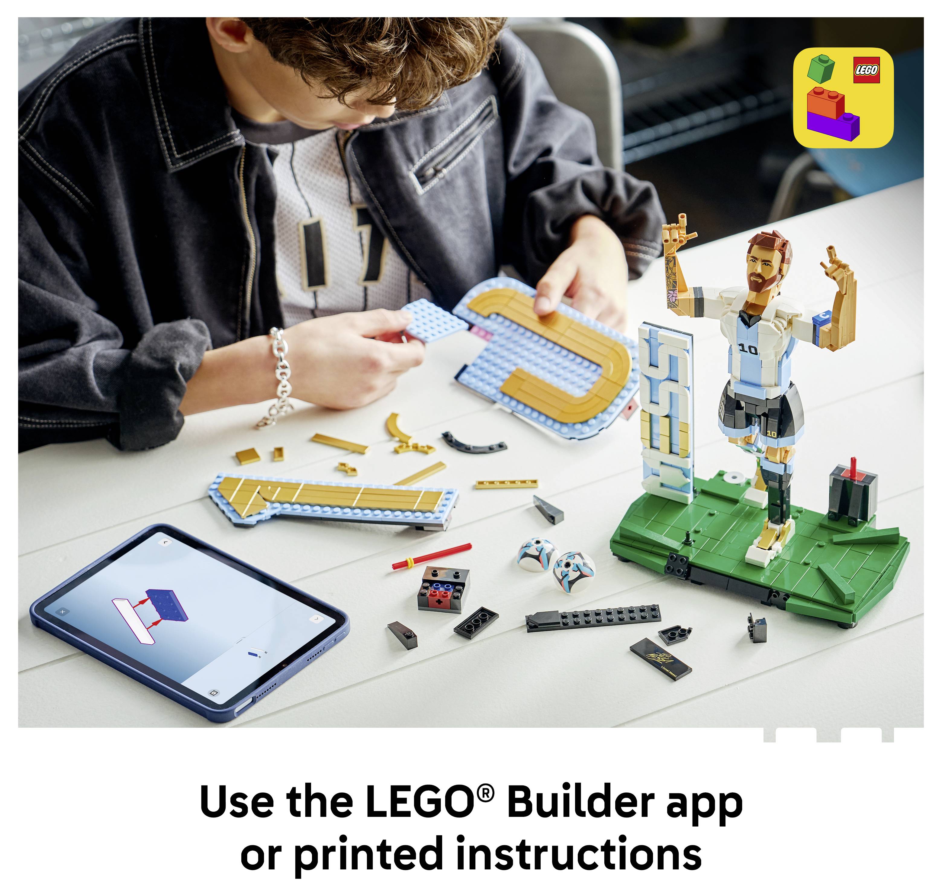 Ein Kind baut ein LEGO-Modell auf einem Tisch, während es eine Tablet-App nutzt; der Anzeigentext besagt „Nutze die LEGO® Builder App oder gedruckte Anleitungen