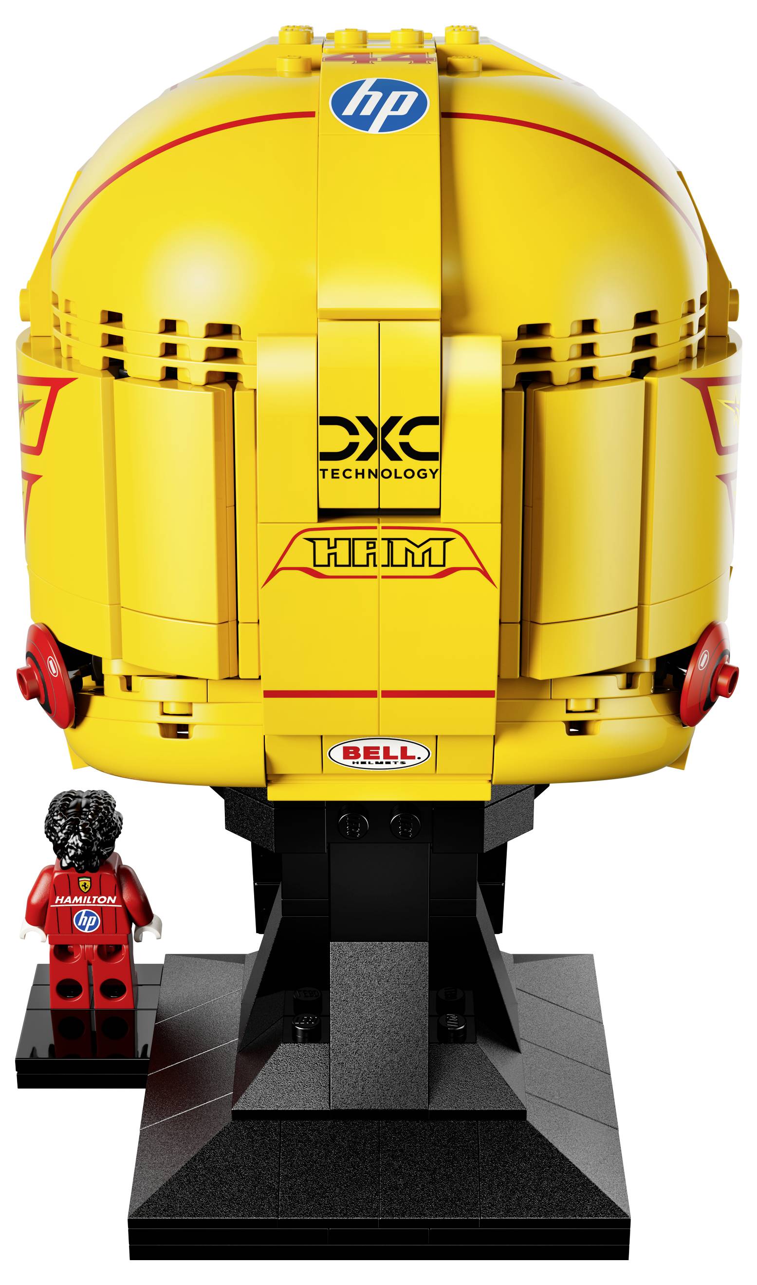Ein detailliertes LEGO-Modell eines gelben, von HP gesponserten Rennhelms mit einer Minifigur in einem passenden Rennanzug daneben.