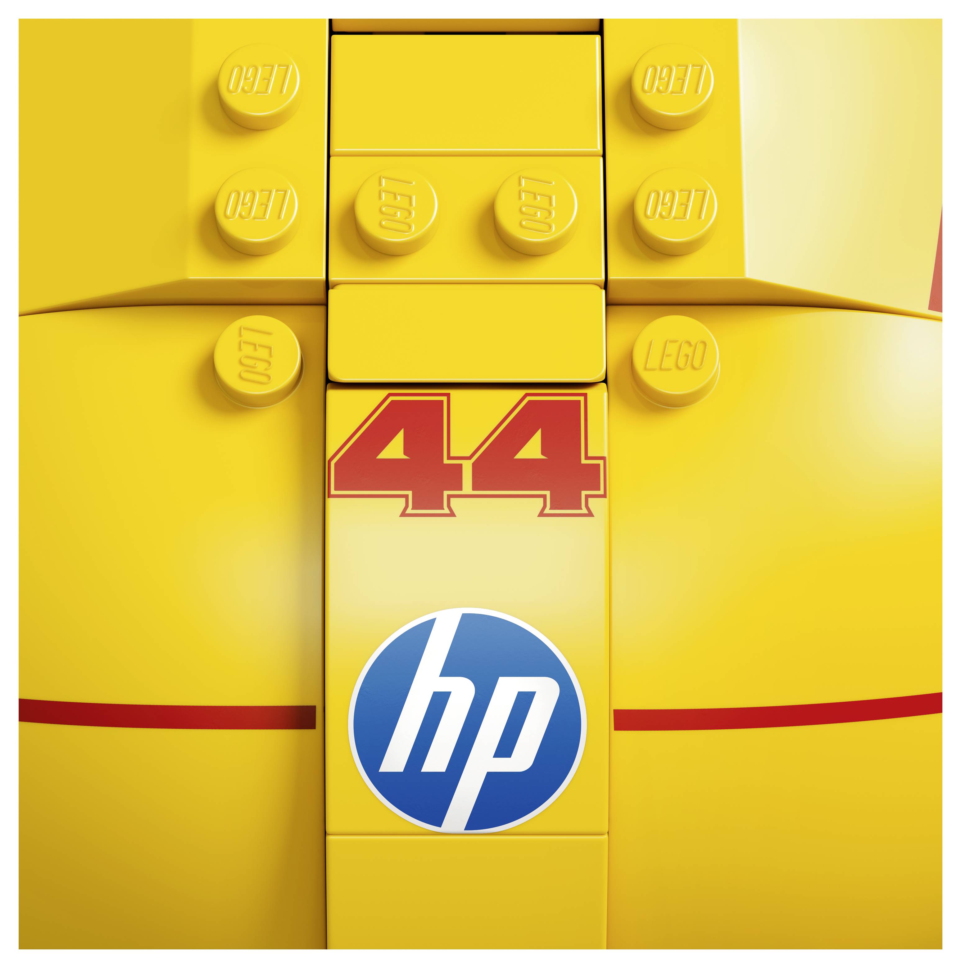 Gelbes LEGO-Stein mit der Nummer 44 in Rot und einem blauen HP-Logo, was auf ein Design eines Spielzeugrennwagens hindeutet.