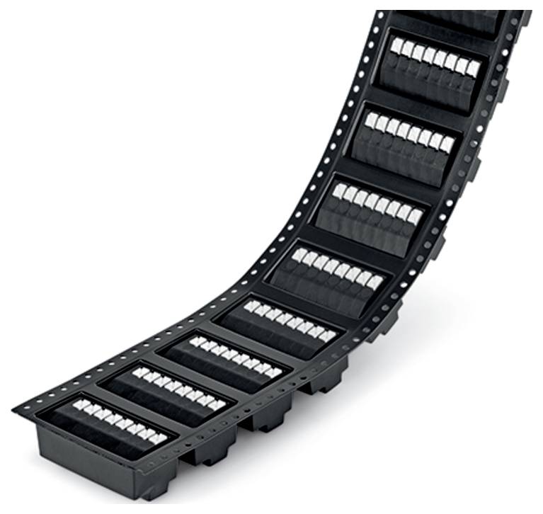 Ein gegliedertes Kabelschleppkettenssystem mit mehreren Segmenten, das sein flexibles Design zum Schutz von Kabeln in dynamischen Anwendungen zeigt.