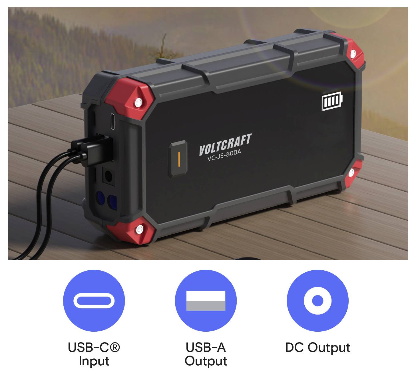 Tragbares VOLTCRAFT-Akkupack auf einer Holzoberfläche, mit USB-C-Eingang, USB-A-Ausgang und DC-Ausgangsanschlüssen, die unten gezeigt sind.