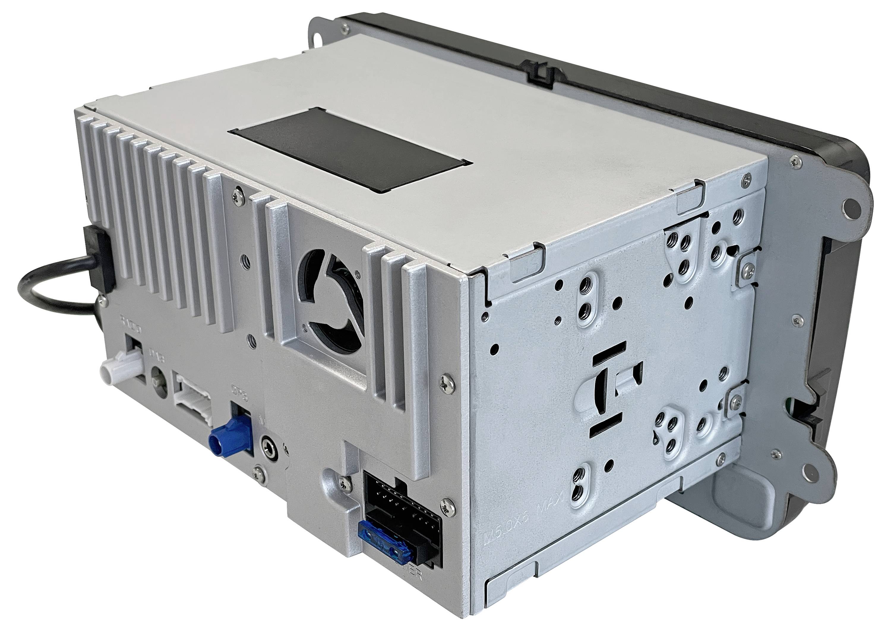 Ein silbernes Autoradio-Kopfgerät mit verschiedenen Anschlüssen und Steckverbindern auf der Rückseite, einschließlich Strom-, Antennen- und Lautsprecheranschlüssen.