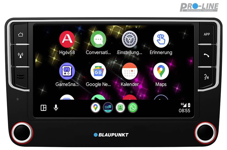 Ein Auto-Dashboard-Display zeigt verschiedene App-Symbole wie Navigation, Telefon und Musik vor einem farbenfrohen Bokeh-Hintergrund, mit 'Blaupunkt'-Branding.
