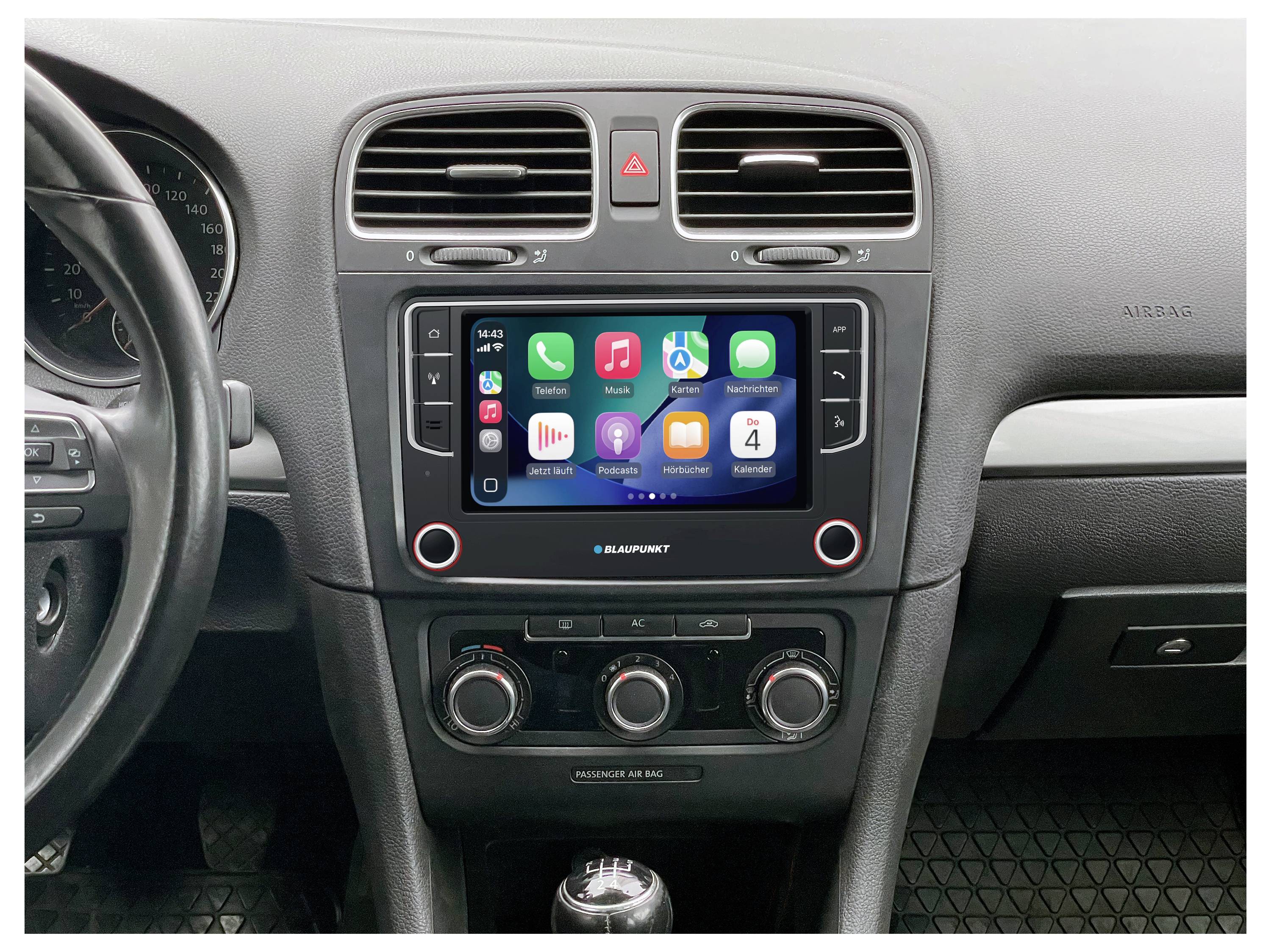 Autodashboard mit zentralem Touchscreen-Display, das App-Symbole zeigt, einschließlich Musik, Nachrichten und Navigation, im Fahrzeuginnenraum.