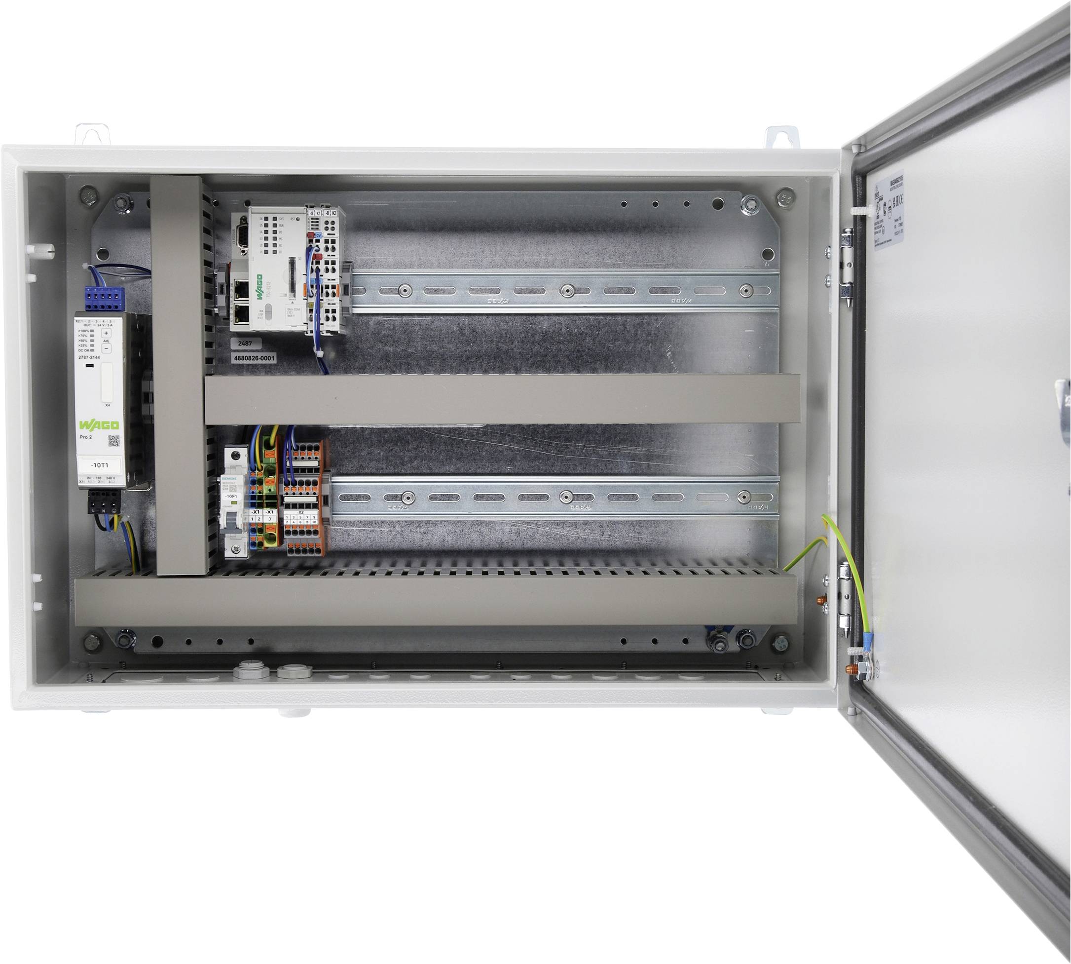 Das Bild zeigt ein offenes elektrisches Schaltfeld mit verschiedenen Komponenten und Verdrahtung, die auf eine Einrichtung zur Verwaltung von Elektrosystemen hindeuten.