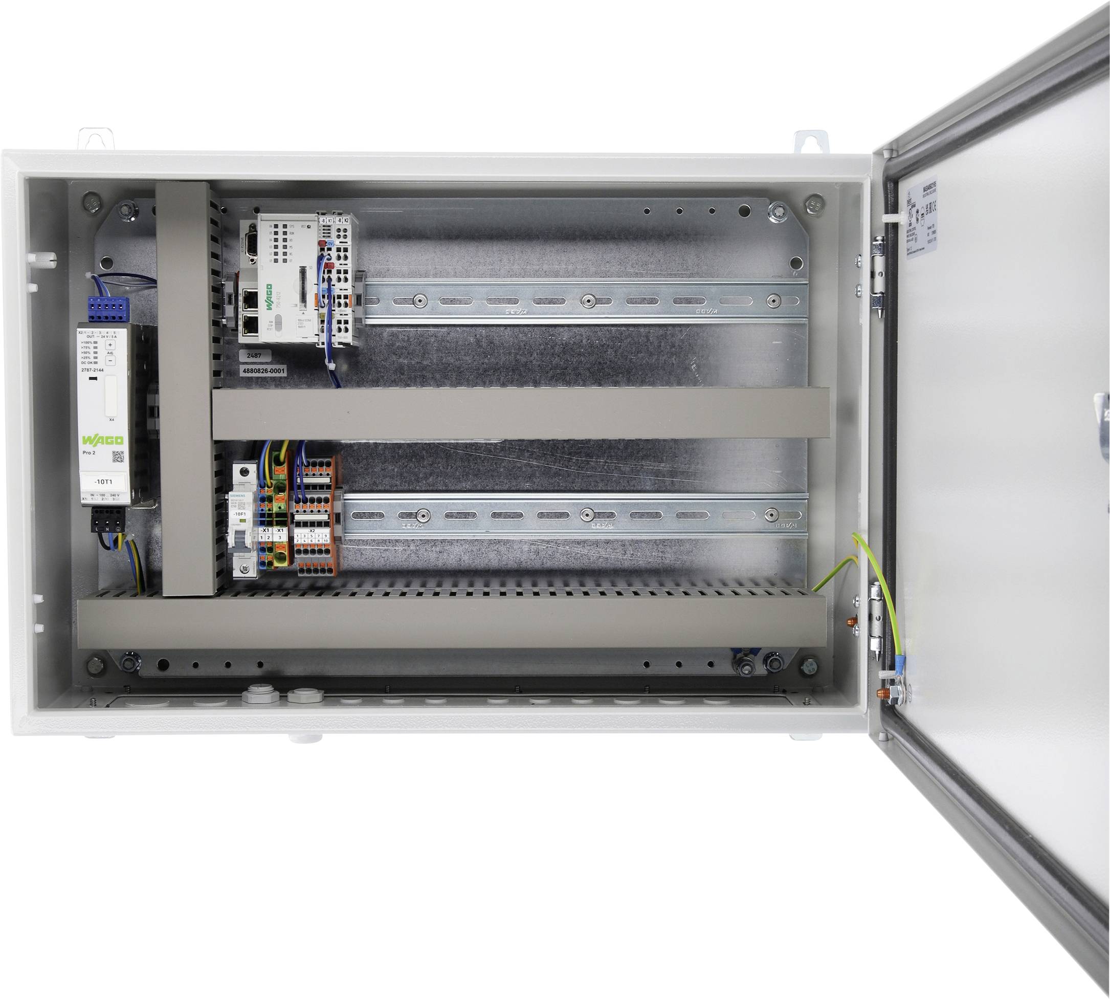 Ein offenes elektrisches Schaltfeld mit Komponenten wie Schutzschaltern und Verkabelung in einem Metallgehäuse. Tür nach rechts geöffnet.