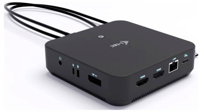 Eine schwarze elektronische Dockingstation mit mehreren Anschlüssen, darunter HDMI, Ethernet, USB und Stromeingabe, verbunden durch zwei Kabel.