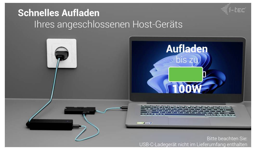 Ein Laptop ist über einen Netzteil mit einer Steckdose verbunden. Der Bildschirm zeigt 
