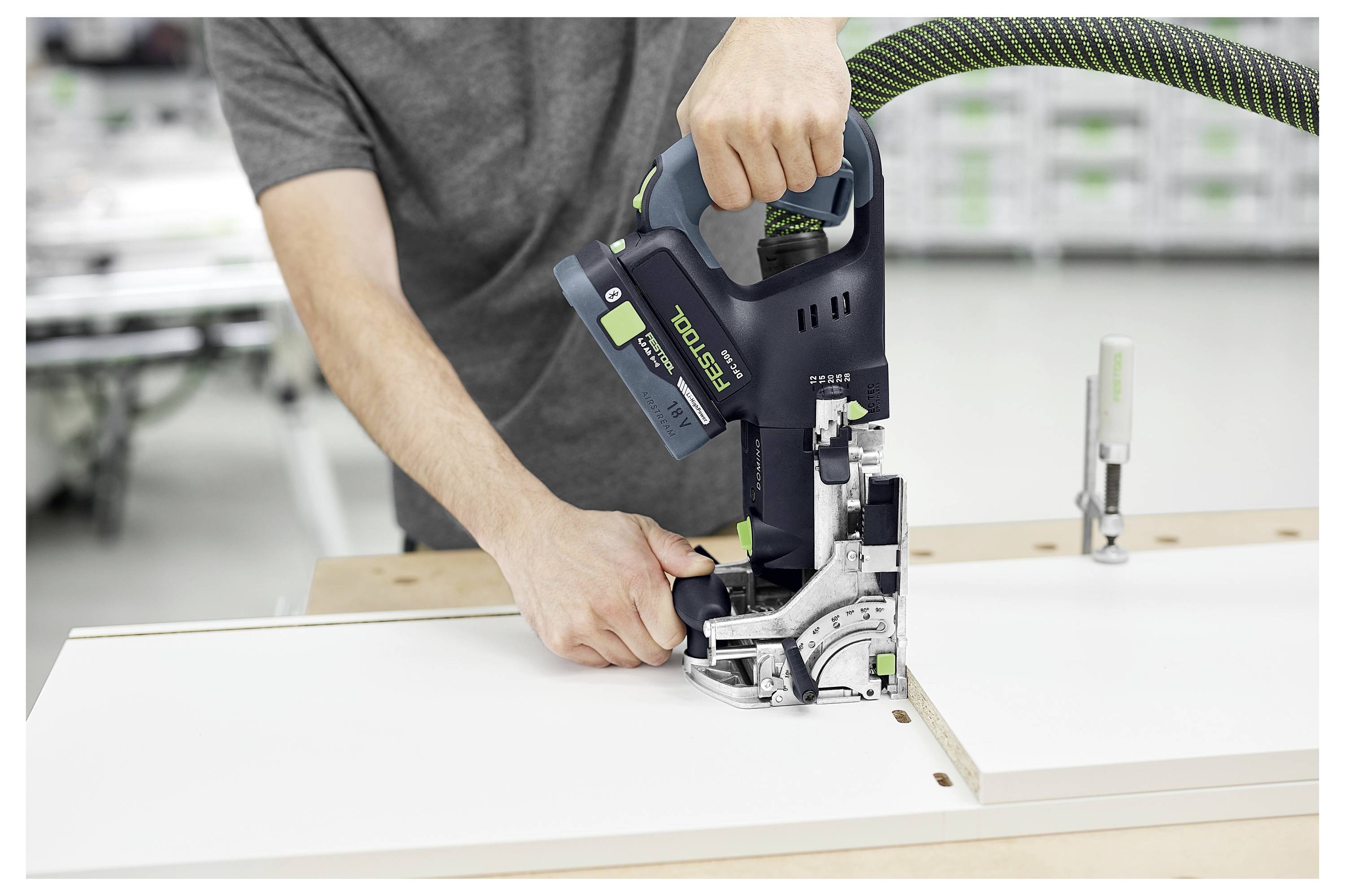 Ein 18V Festool Airstream TBX4 Akku mit Bluetooth und einem grünen Knopf an der Seite.