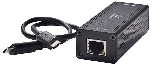 USB-C-zu-Ethernet-Adapter mit angeschlossenem Kabel, dargestellt neben einem RJ45-Netzwerkanschluss auf einem schwarzen rechteckigen Gerät.