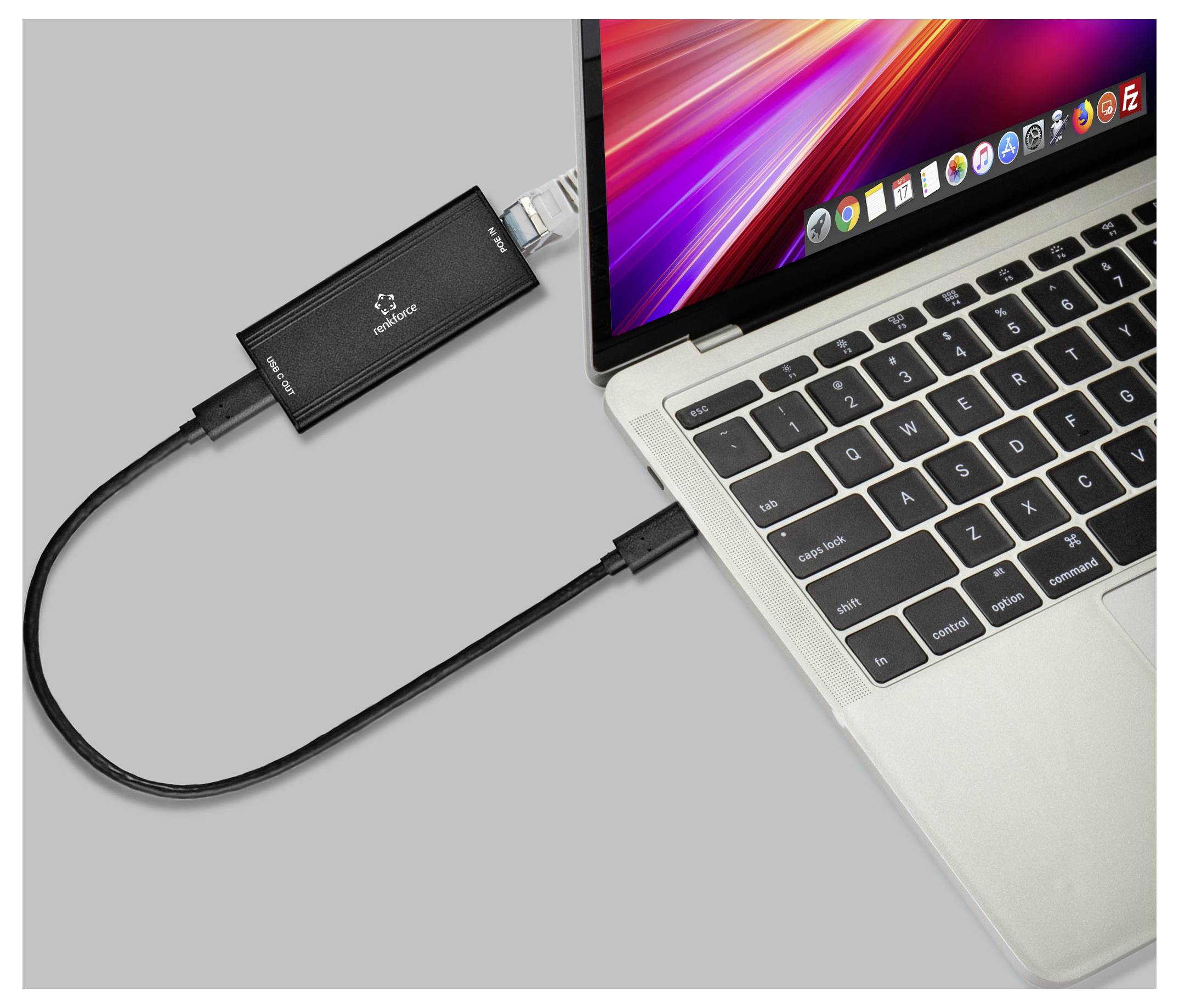 USB-C-Hub-Adapter mit Kabel verbunden mit einem Laptop, zeigt eine externe Geräteverbindung zum Laden oder zur Datenübertragung.