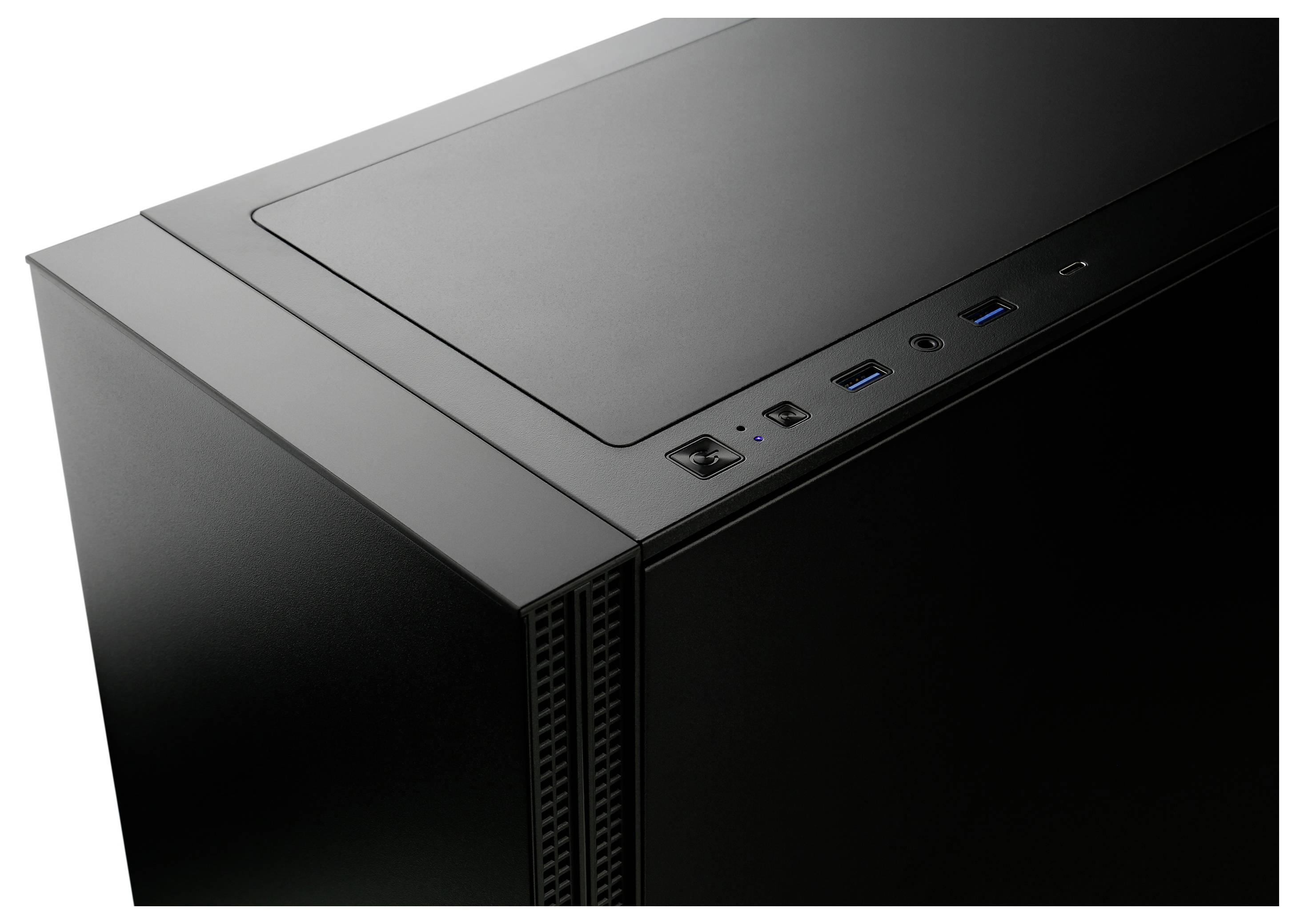 Draufsicht auf die obere Ecke eines schwarzen Computergehäuses mit Stromschalter, Anschlüssen und einem Teil des Frontpanels; minimalistisches Design.