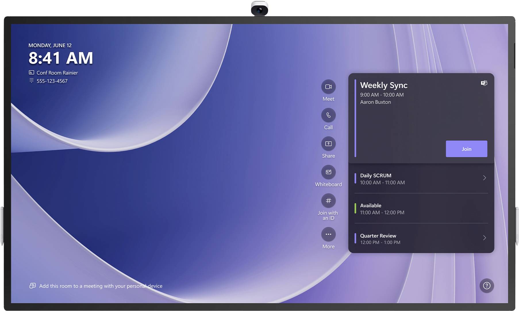 Ein Konferenzraumdisplay zeigt die Uhrzeit 8:41 Uhr, das Datum 12. Juni, das Treffen ist als 