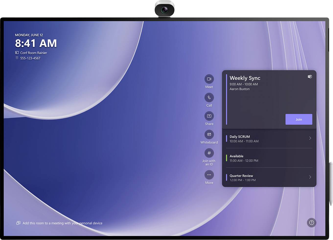 Ein digitales Konferenzraum-Display zeigt die Uhrzeit „8:41 Uhr
