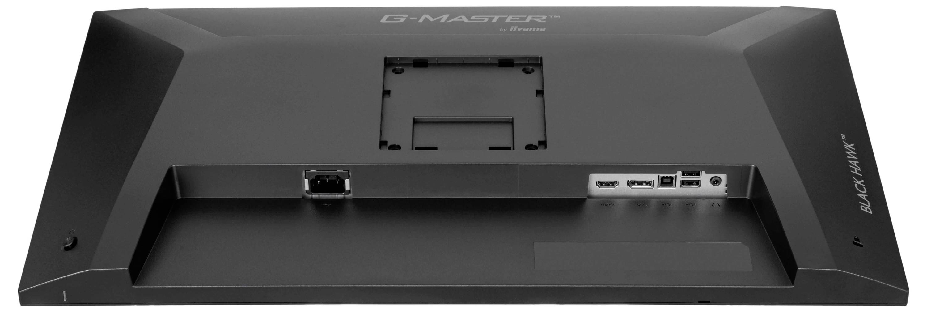 Eine Person mit Handschuhen benutzt eine orangefarbene elektrische Stichsäge, um ein Holzbrett im Freien zu schneiden, umgeben von Grünflächen im Hintergrund.