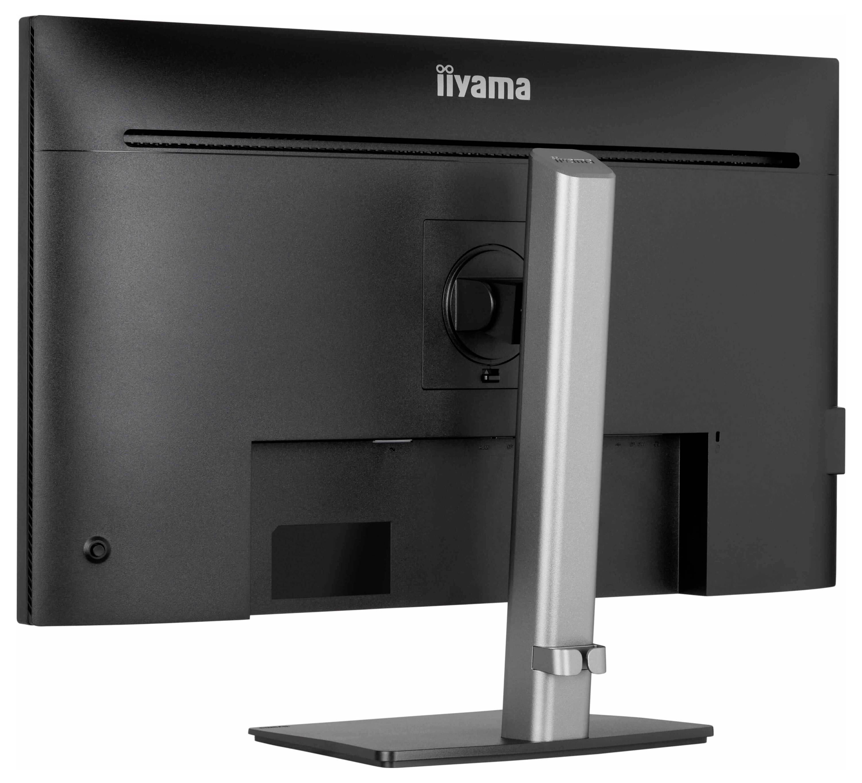 Eine Person hält eine rot-weiße Kambukka-Wasserflasche gegen eine farbenfrohe Graffiti-Wand und präsentiert dabei Mode und Flüssigkeitszufuhr.