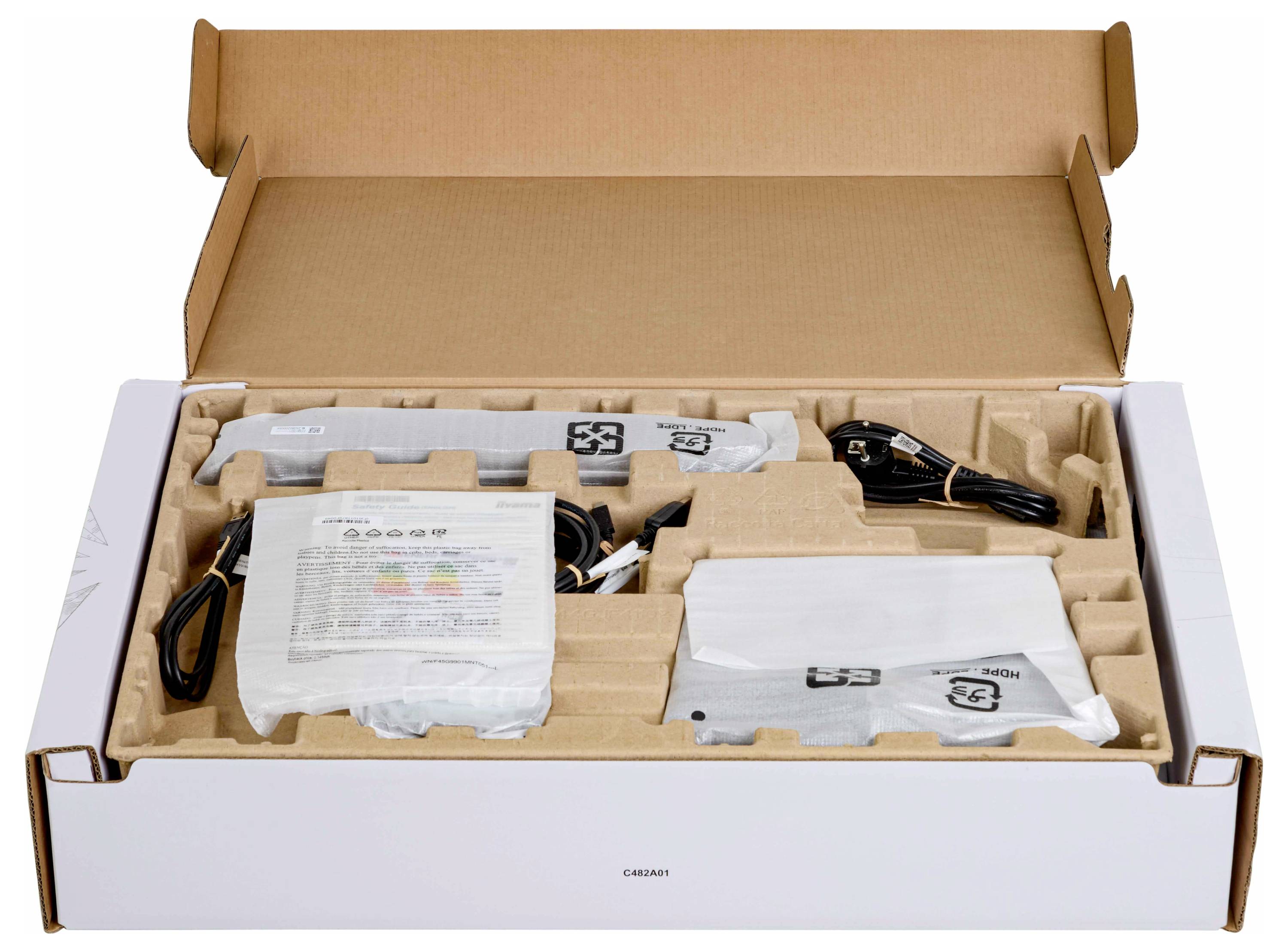 Eine Person, die Handschuhe trägt, hält den Griff eines orangefarbenen Gartenwerkzeugs auf Gras und demonstriert seinen Batterieanbringungsprozess.