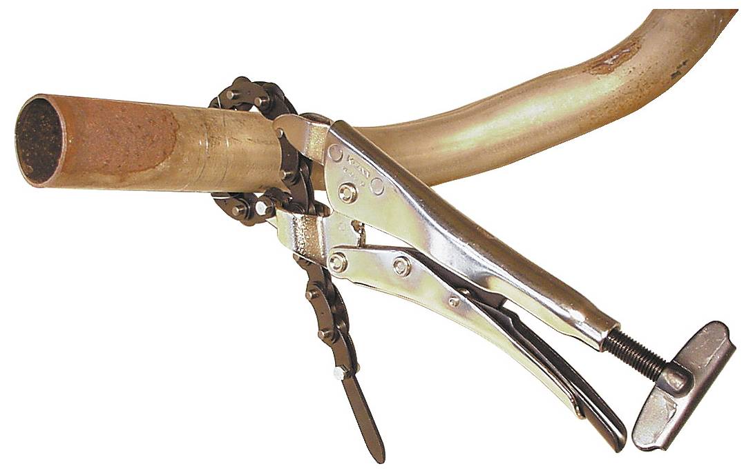 Rohrklemmen-Werkzeug, das ein verrostetes Rohr sichert und seinen Griff- und Verstellmechanismus demonstriert.