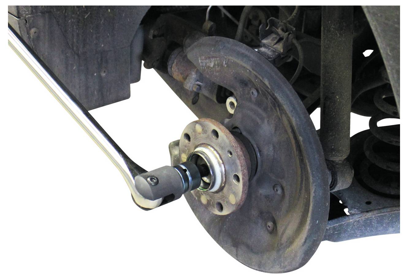 Ein Metallwerkzeug ist an einer Radnabe eines Fahrzeugs befestigt und zeigt einen Prozess zum Entfernen oder Reparieren eines Reifens. Die umgebende Fläche ist schmutzig und abgenutzt.