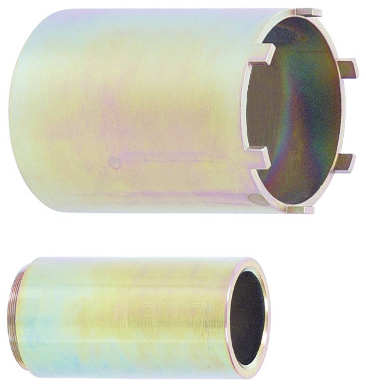 Eine Person verwendet einen Festool-Elektroschleiffer auf einem Holzbalken in einer Werkstattumgebung.