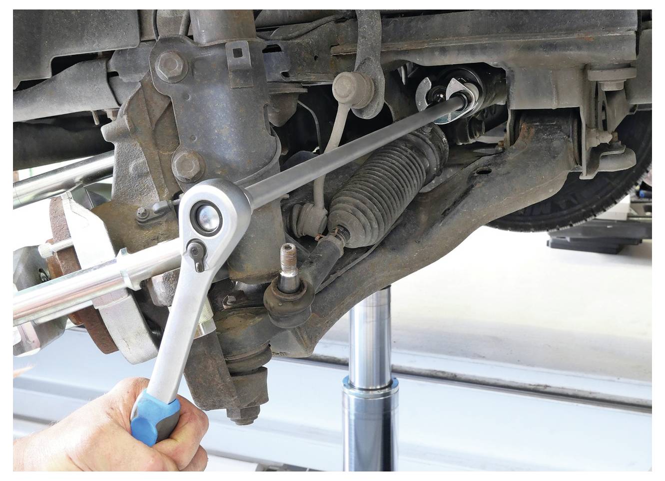 Eine Person verwendet einen Festool Elektroschleiffer auf einer Holzoberfläche und demonstriert einen sanften Schleifrrozess in einer gut beleuchteten Werkstatumgebung.