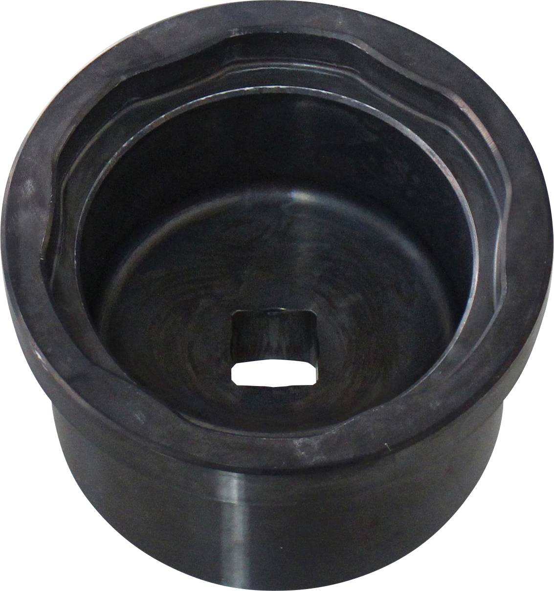 Eine schwarze, runde Stecknuss für den Automotivanwendung, mit einer quadratischen Antriebsöffnung in der Mitte. Sie ist aus Metall gefertigt und hat eine tiefe Aussparung.