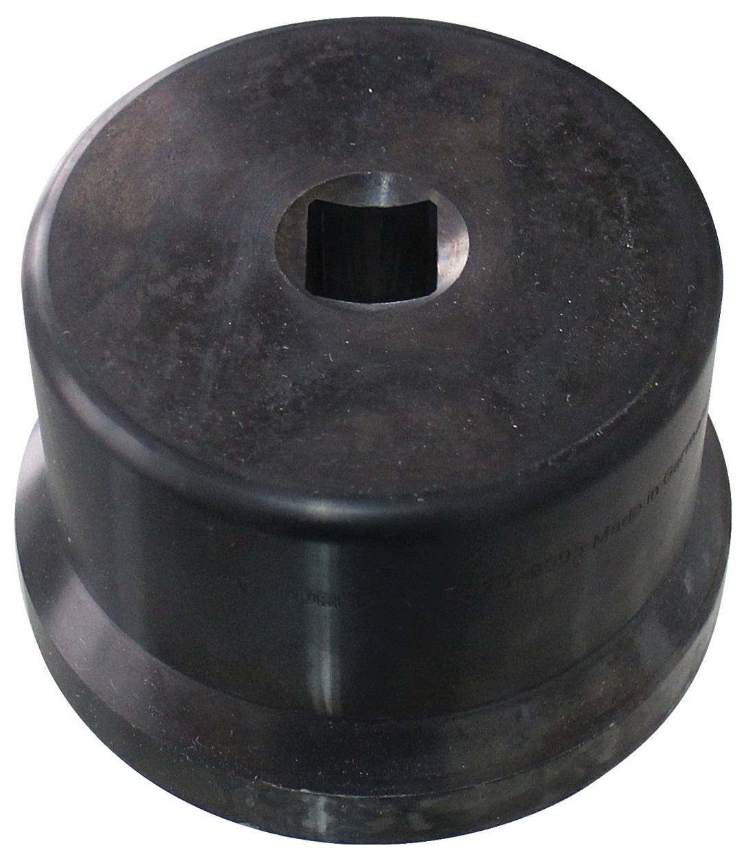 Eine große, zylindrische, robuste Metallnuss mit einer quadratischen Öffnung an der Oberseite, die zum Aufsetzen auf sechskant- oder vierkantmuttern verwendet wird.