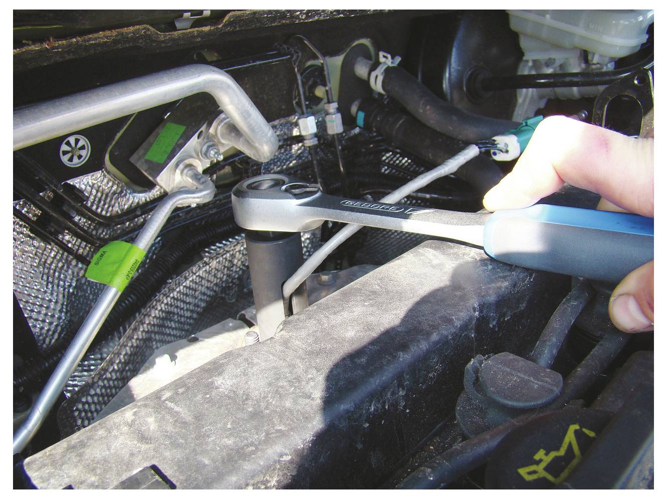 Ein langärmliges schwarz-grau kariertes Hemd, von hinten gezeigt.