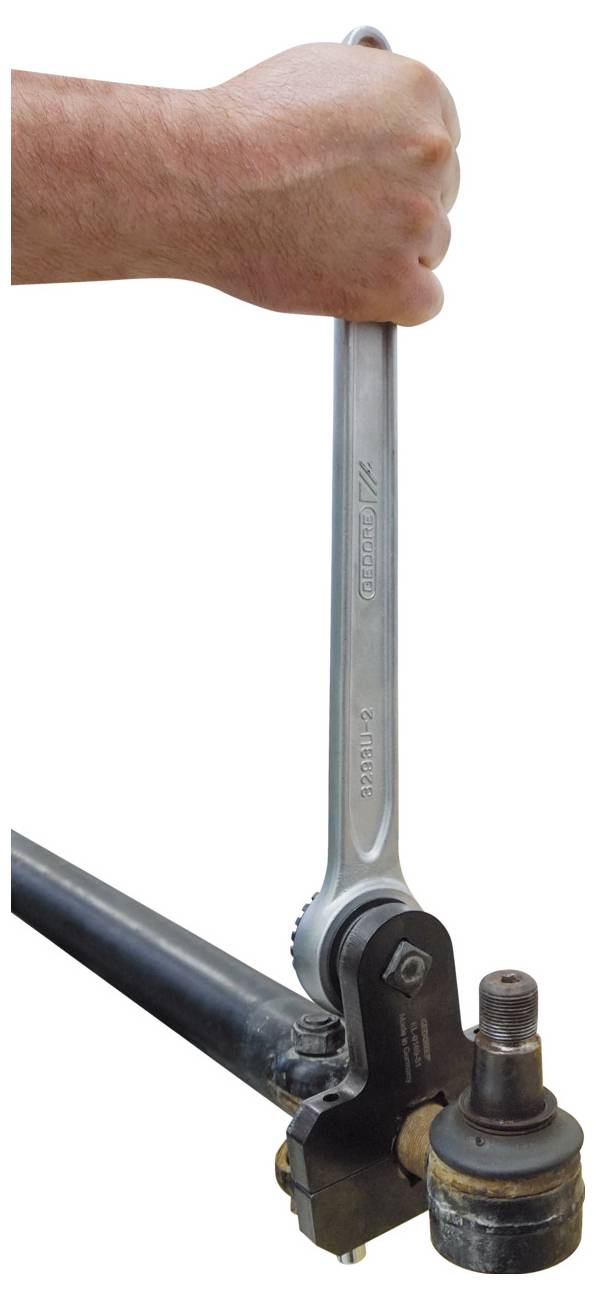 Eine Hand verwendet einen Schraubenschlüssel, um einen Metallstab mit einem Gelenk einzustellen, wodurch ein mechanischer Einstellungsprozess demonstriert wird.