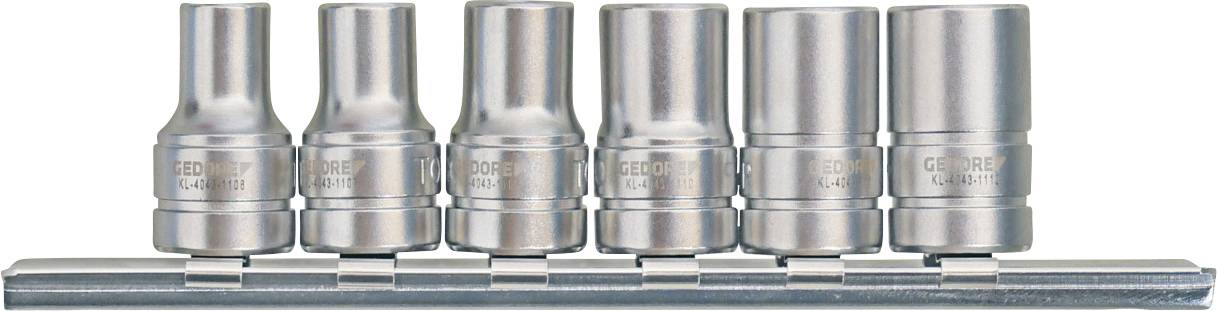 Eine Reihe von sechs metallischen Steckschlüsseln in unterschiedlichen Größen, die auf einer Metallschiene aufgereiht sind und vor einem weißen Hintergrund platziert wurden.