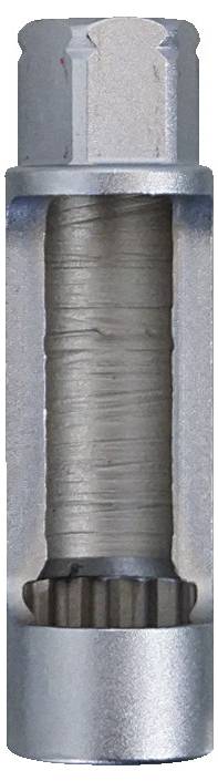 Eine Person passt mit beiden Händen einen kleinen, dunklen kabellosen Ohrhörer an. Der Hintergrund ist verschwommen und deutet auf eine Innenumgebung hin.