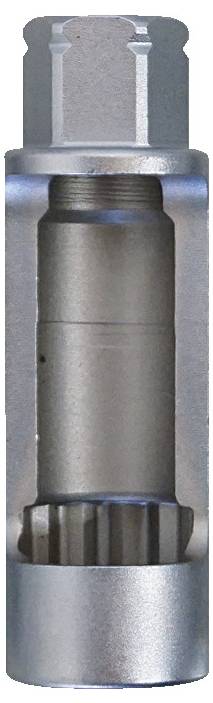 Eine Person nutzt einen elektrischen Schleifer an einem hölzernen Treppengeländer und glättet dessen Oberfläche. Sonnenlicht erhellt den Arbeitsbereich.