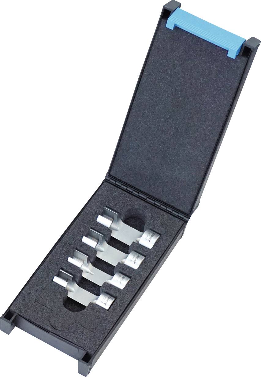 Eine schwarze Box mit einer blauen Verschlussvorrichtung, die sich öffnet und fünf metallische Beschläge in Schaumstoffverteilern offenbart.