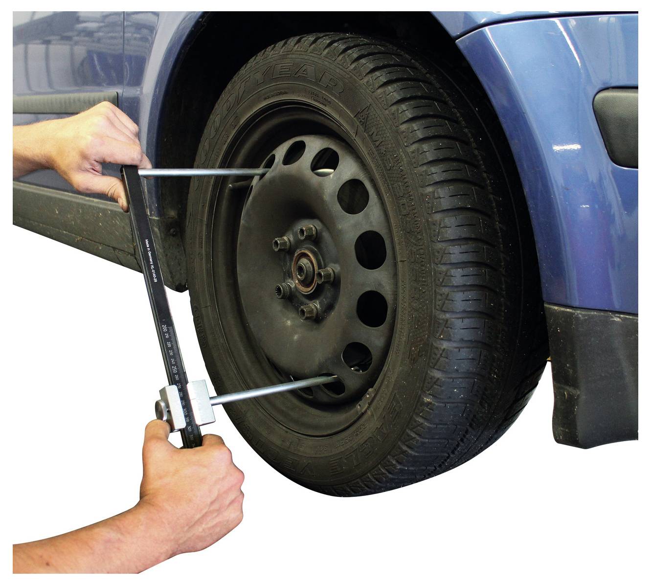 Ein schwarzer zylindrischer Behälter mit Griff und USB-Anschlüssen auf der Oberseite, beschriftet mit „Bachman