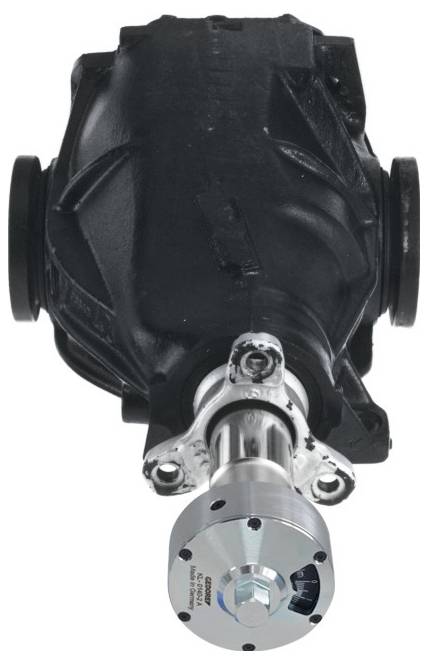 Ein schwarzes Differentialgehäuse mit einer silbernen Ritzelwellenwelle, die sich von vorne erstreckt.