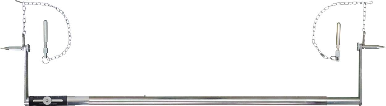 Teleskopstange mit Haken und Ketten an jedem Ende, entwickelt zum Sichern von Lasten während des Transports oder der Lagerung.