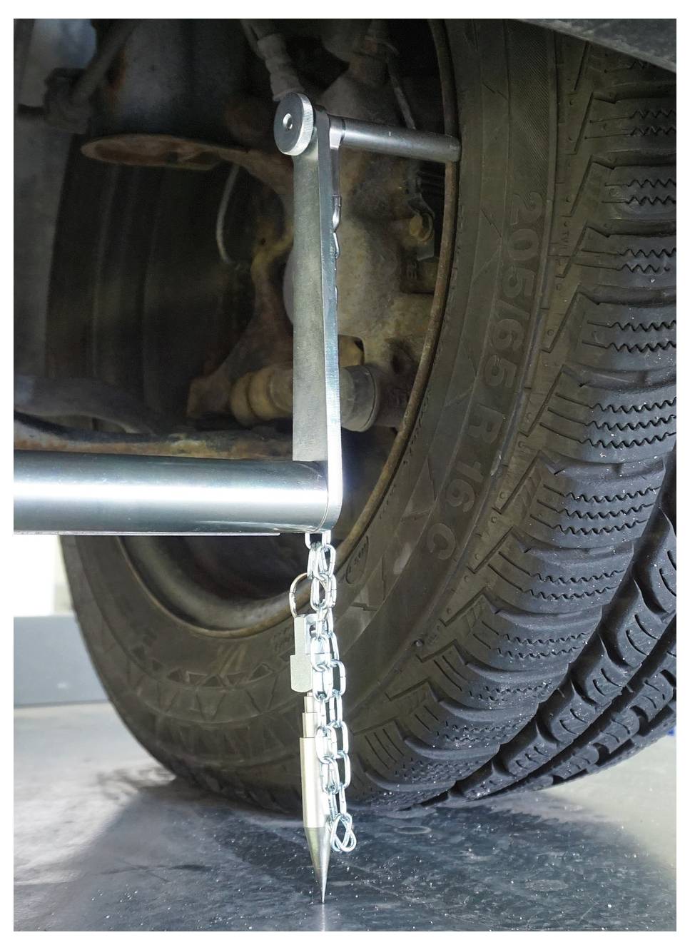 Eine Nahaufnahme eines Bohrers, der eine Versenk­ung in einer Holzoberfläche erzeugt. Beschriftungen zeigen die Versenkungstiefe 'NL' und den Durchmesser 'D'.