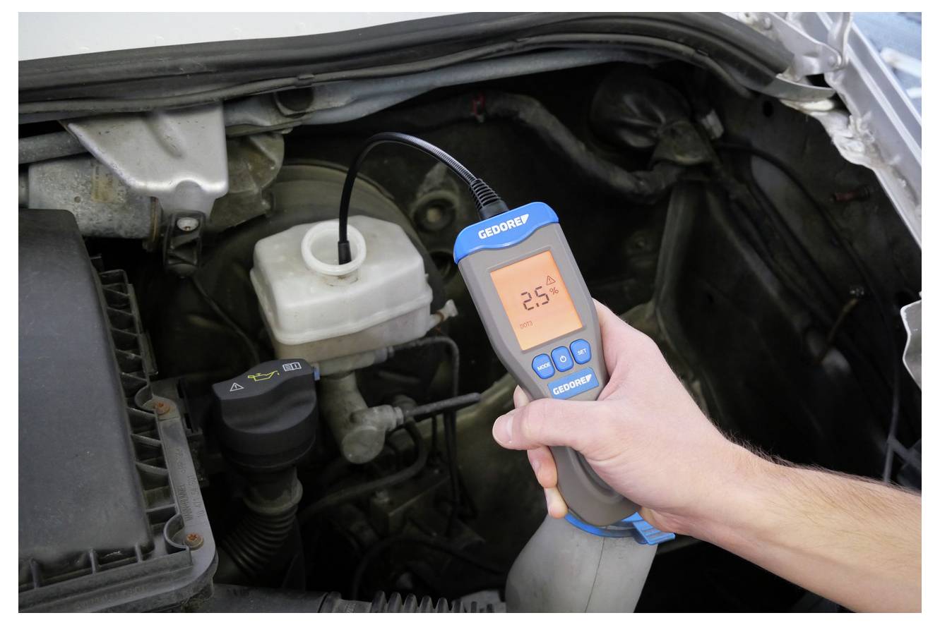 Eine Hand hält ein digitales Messinstrument, das 