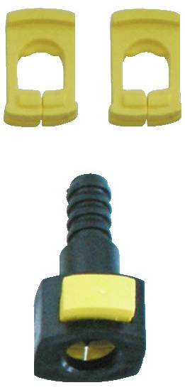 Eine Person überprüft Fitnessdaten auf einem Smartphone und zeigt verschiedene Grafiken und Statistiken an, trägt eine Smartwatch und sitzt auf einer strukturierten Oberfläche.