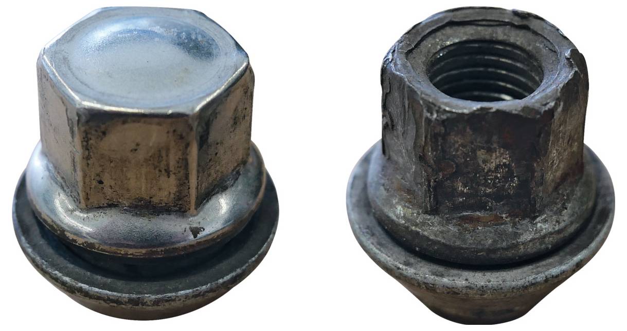 Drei Schleifpads: das erste mit einer blauen Kuppelabdeckung, das zweite ein schwarzes kreisförmiges Pad mit drei blauen Abschnitten, das dritte mit einem blauen Mittelteil.