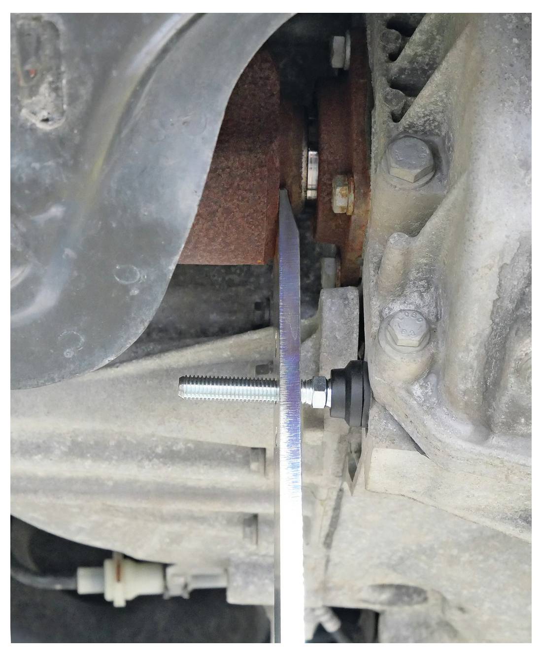 Eine Metallwerkzeugklemme mit einem durchsichtigen Acrylrohr und einem schwarzen Spannknopf, wahrscheinlich zum Befestigen von Objekten an Ort und Stelle verwendet.