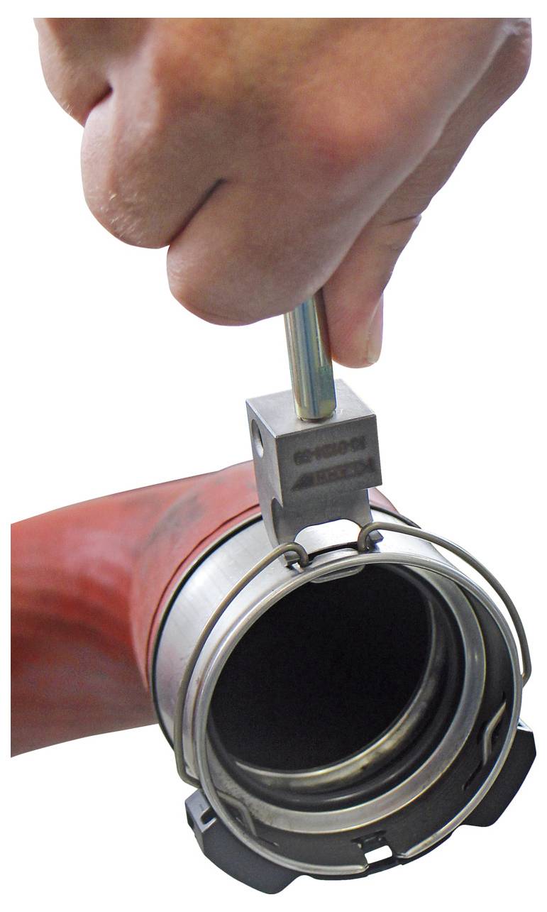 Bremsscheibe und Bremssattel eines Fahrzeugs auf einer Fahrzeughebebühne, mit Rost und Verschleiß, was auf einen Wartungs- oder Austauschbedarf hindeutet.