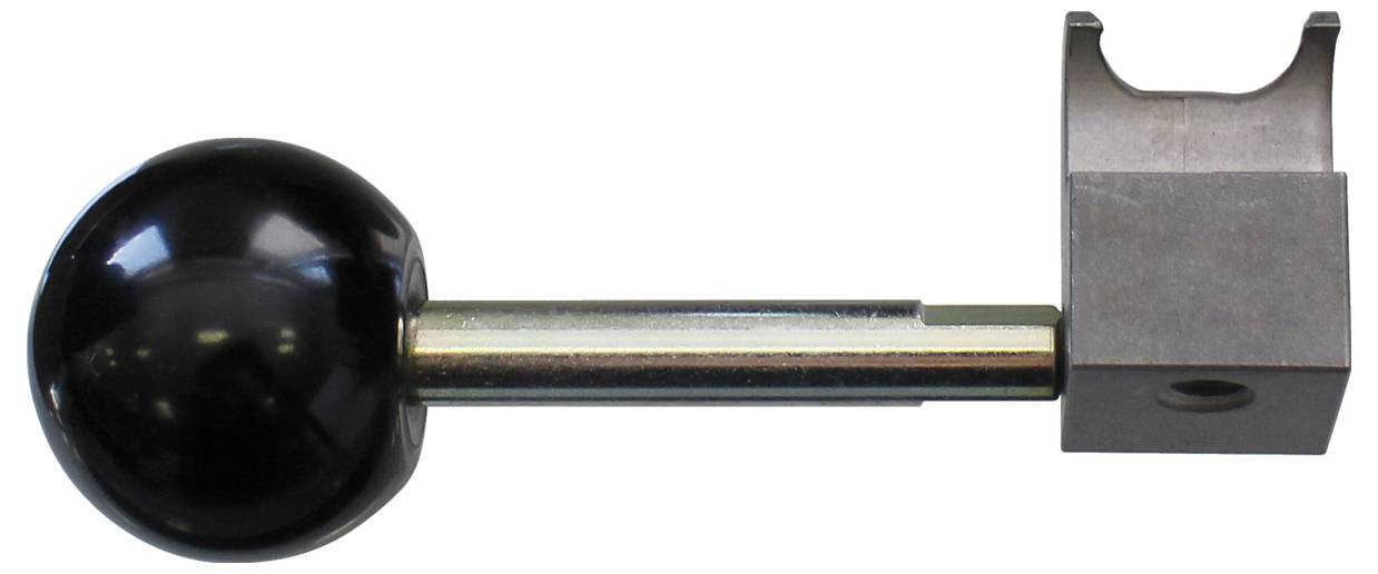 Eine Metallwelle mit einem schwarzen kugelförmigen Griff, der an einem rechteckigen Block befestigt ist, wahrscheinlich Teil einer mechanischen Vorrichtung oder eines Werkzeugs.