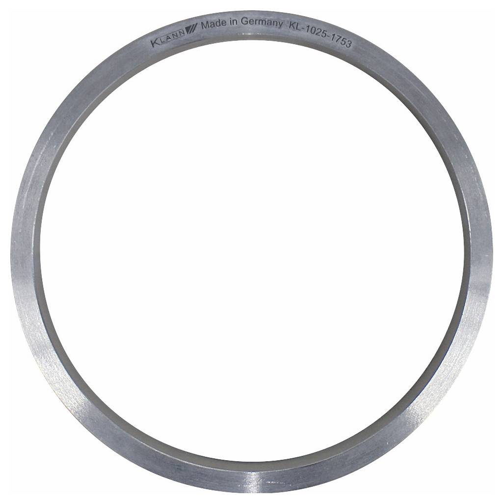 Ein Hammer und ein spezieller Schraubenschlüssel werden verwendet, um ein Teil an schweren Maschinen einzustellen, wobei ein Wartungsverfahren mit Bremsen hervorgehoben wird.