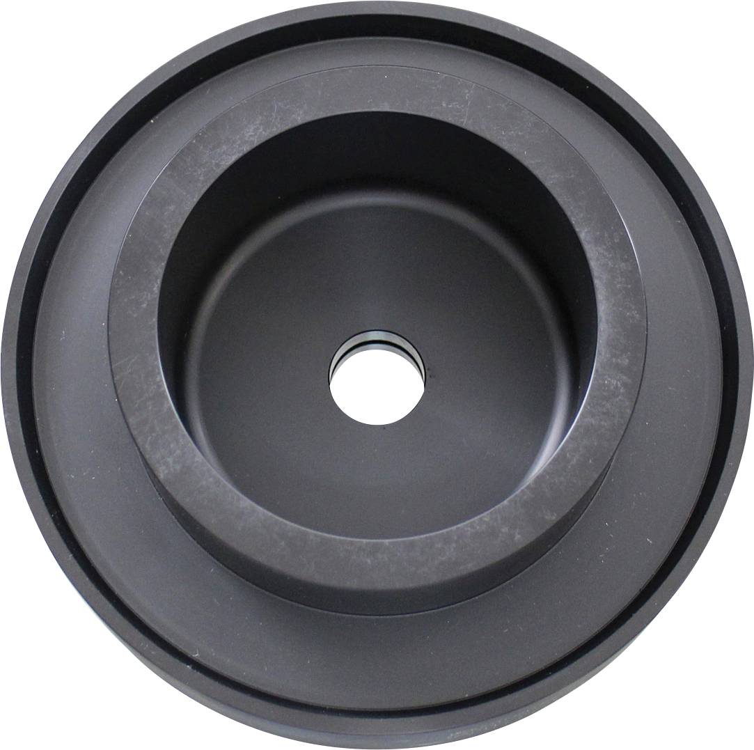 Eine runde, schwarze Metallscheibe mit einem zentralen Loch, die einer Rad- oder Riemenrolle ähnelt, von oben betrachtet.