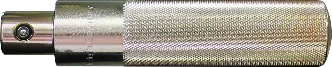 „Leere schwarze Patchpanel mit 24 Anschlüssen und Montageklammern, verwendet zur Organisation von Netzwerkkabeln in IT- oder Serverracks.