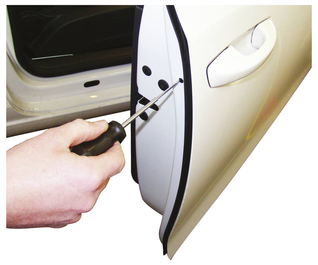 Eine Nahaufnahme einer Bremsscheibe und eines Bremssattels eines Autos, die die Metallkomponenten mit leicht abgenutztem Aussehen zeigt, montiert auf der Radnabe eines Fahrzeugs.