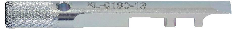 Eine Nahaufnahme eines metallischen Schlüsselwerkzeugs mit der Gravur „KL-0190-13