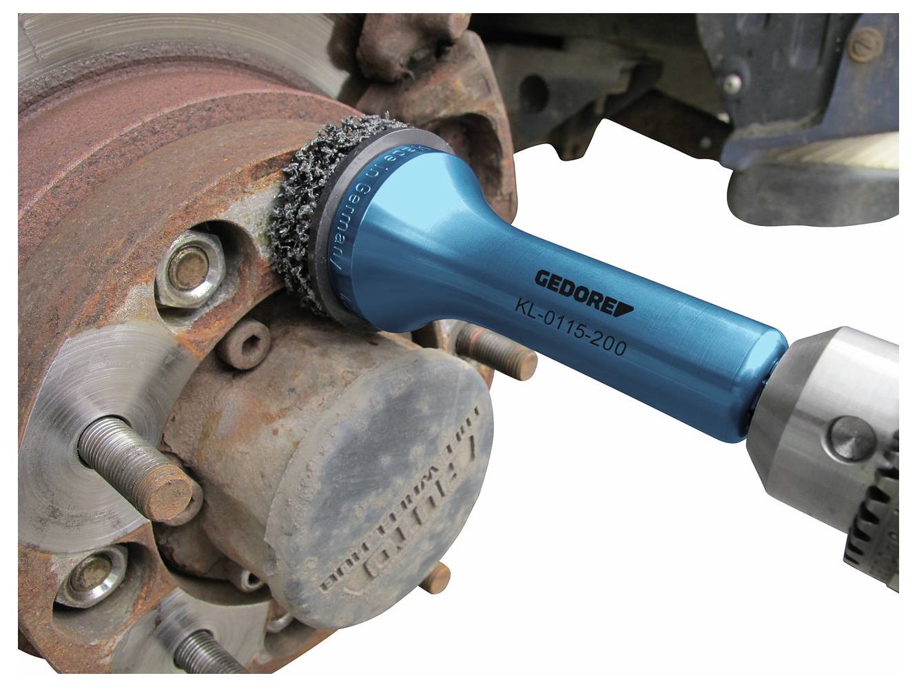 Eine Person verwendet einen Schraubenschlüssel, um eine Schraube an Industriemaschinen anzuziehen und konzentriert sich dabei auf die mechanischen Komponenten und die praktische Reparaturarbeit.