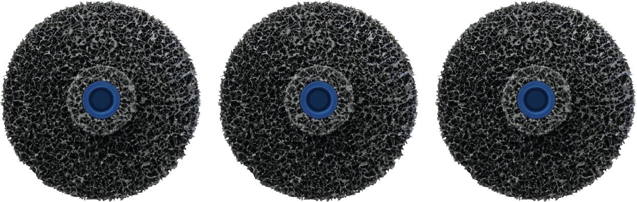 Drei identische kreisförmige Reinigungspads mit strukturierten schwarzen Oberflächen und blauen Mittelpunkten, gleichmäßig verteilt vor einem einfachen Hintergrund.